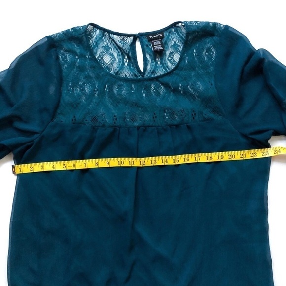 torrid CHIFFON LACE INSET BELL SLEEVE TOP TEAL SIZE 2 - Picture 5 of 6